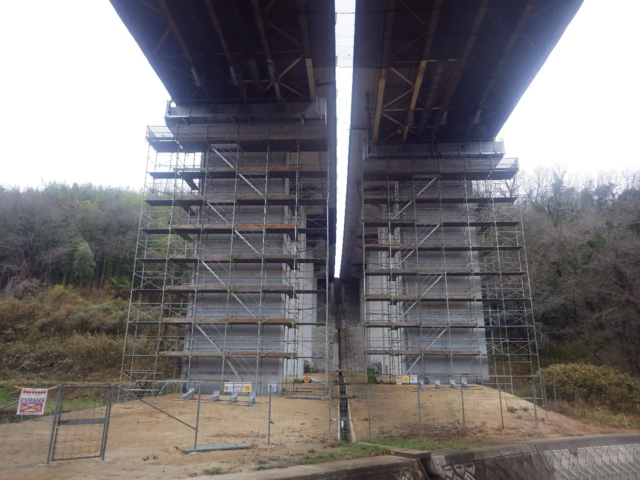 橋脚補強建設中の写真