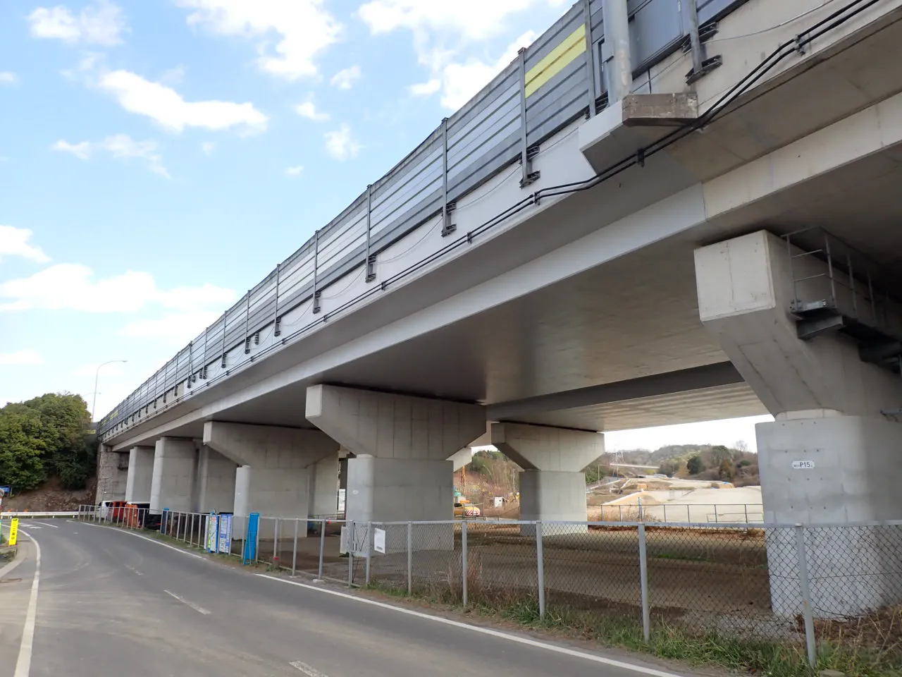 高速道路を見上げた写真