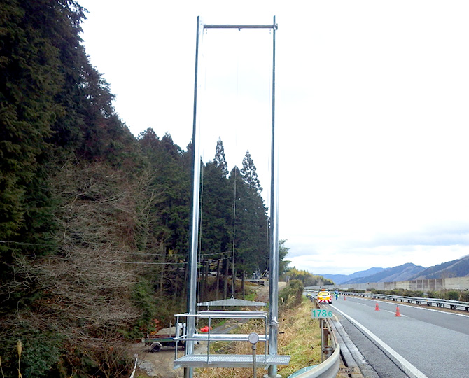 中国自動車道　津山高速道路事務所管内懸垂幕装置設置工事