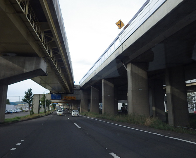 札樽自動車道　雁来高架橋遮音壁補修工事